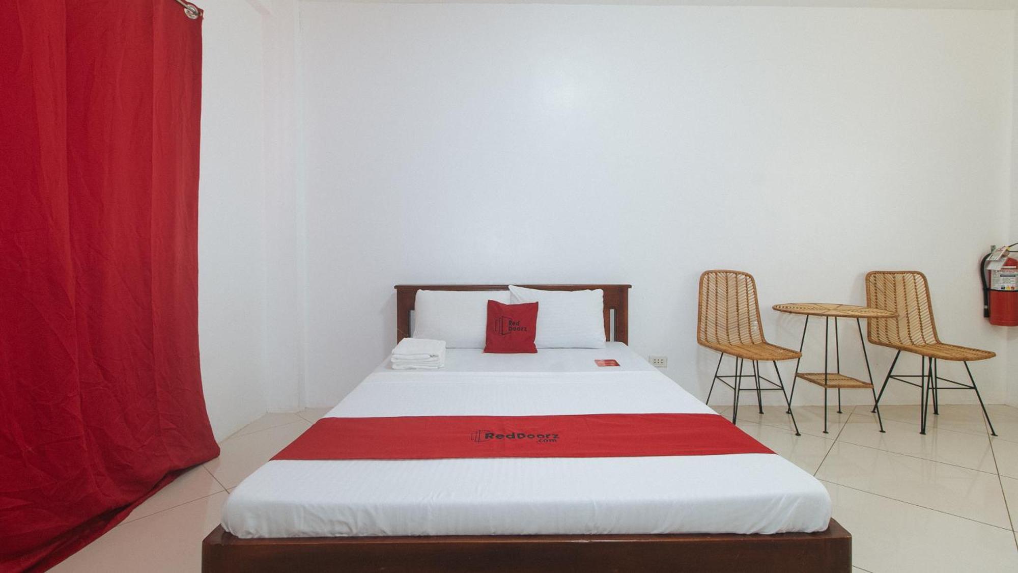 Reddoorz At Fat J Apartelle Mactan Cebu Exterior foto
